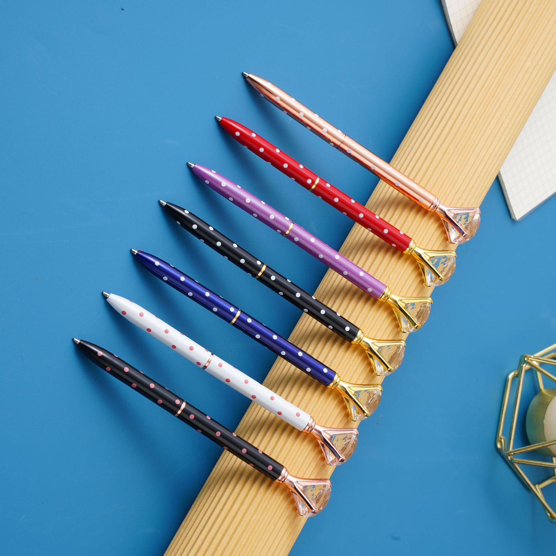 Fábrica al por mayor multicolor en stock bolígrafo de diamantes ins estilo Oficina pluma de metal Logotipo de impresión