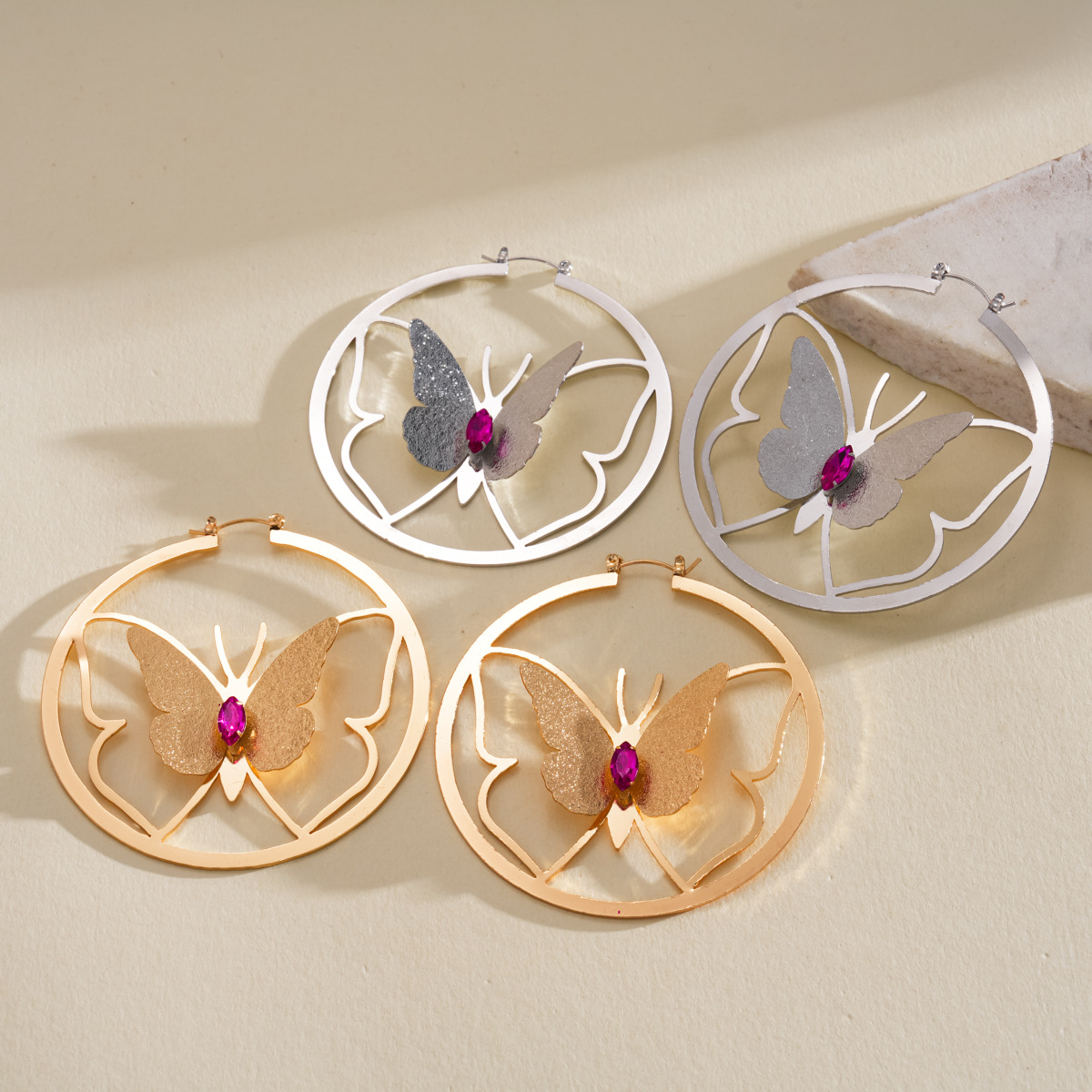 Europa y los Estados Unidos retro diamantes redondos huecos mariposa pendientes personalidad exagerada diseño pendientes de nicho de alta calidad pendientes