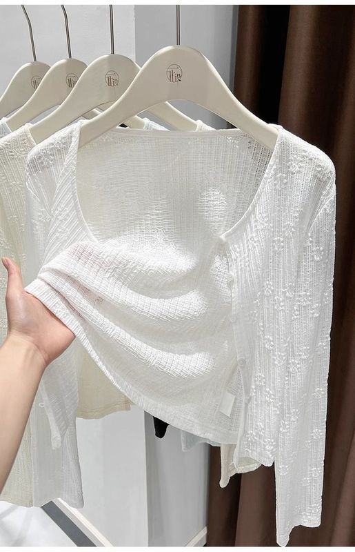 日焼け止めのジャカードのサスペンダーのスカートのカーディガンの外で夏の長袖の女性の薄い砂浜のショールを掛けて旗を合わせます。|undefined