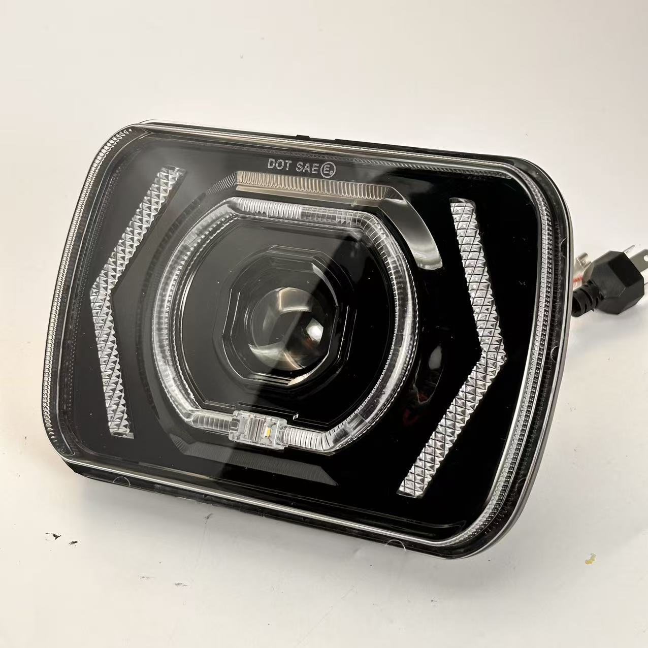 Lente de 7 pulgadas Wrangler faro rojo diablo ojo izquierdo y derecho con flecha auto modificado faro LED vehículo todoterreno