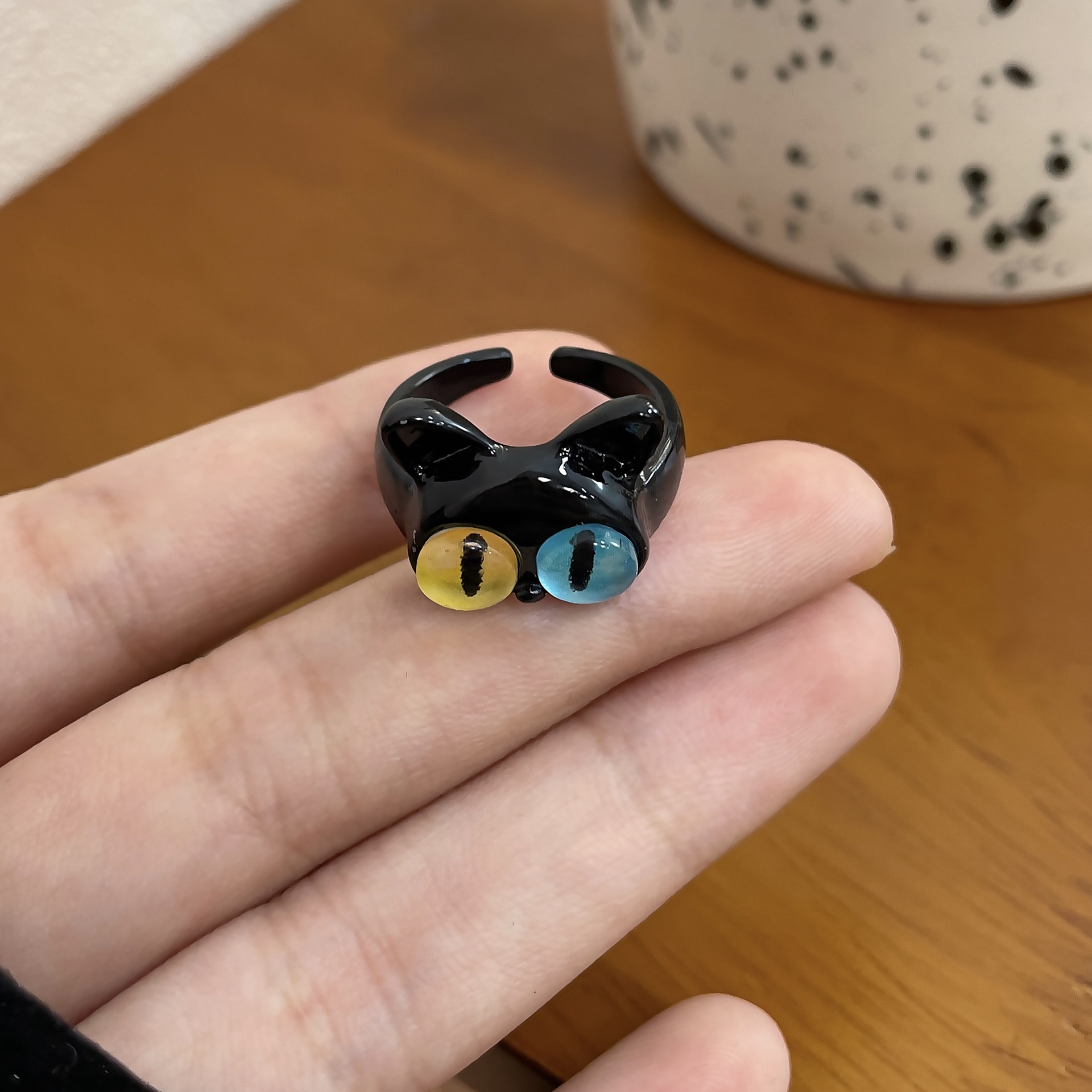 Lindo pequeño monstruo gato negro 2023 nuevo anillo femenino dopamina joyería anillo de ojo grande pareja anillo de cola Masculino