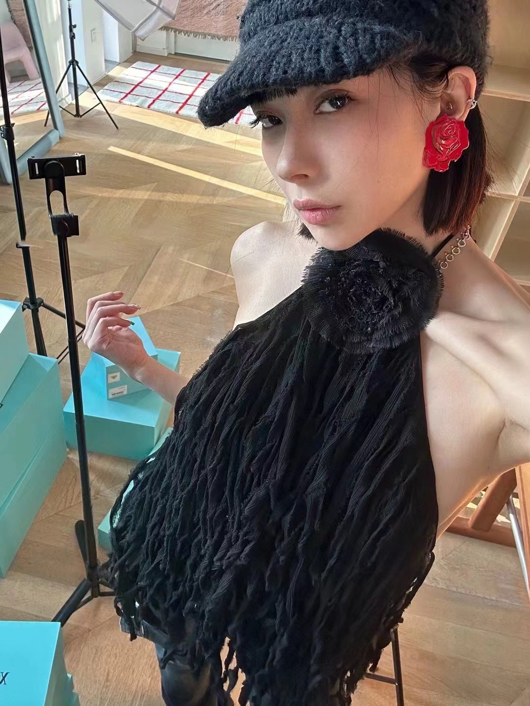 Yimeng primavera y verano Rose con el mismo estilo sexy sin espalda color sólido con flecos, cuello halter, flores tridimensionales, tirantes, mujeres