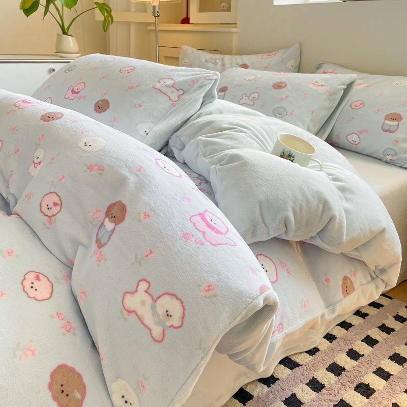 2025 nuevo dibujo animado de leche de seda de cuatro piezas en invierno engrosado calentamiento sábanas de seda de coral cubierta ropa de cama