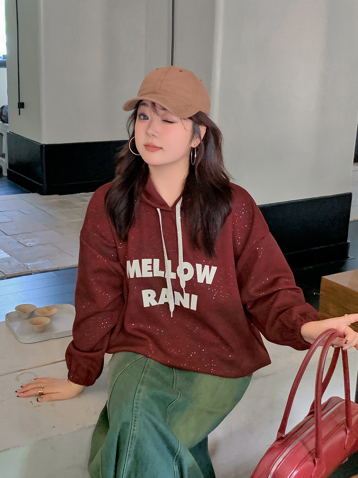 K2862 otoño y invierno de gran tamaño damas con sequillas letras imprimidas camisetas con sombrero camisetas de chicas gordas sueltas