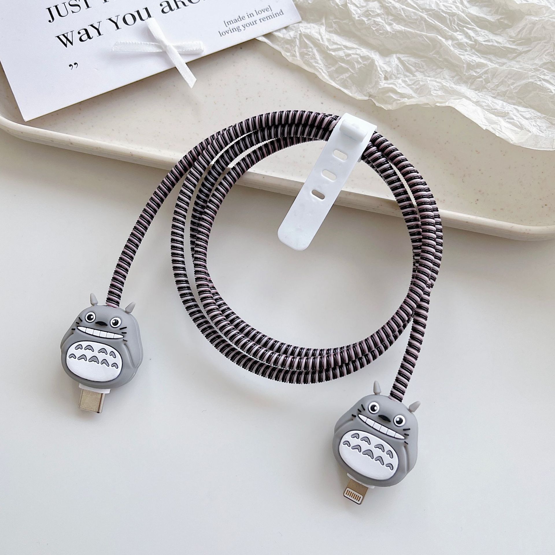 Amazon cartoon cable de datos cubierta adecuada para Apple Android cable de datos de carga rápida cuatro piezas en stock al por mayor