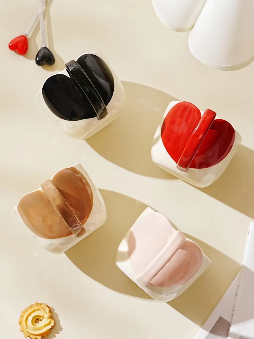 Cuatro colores mezclados lotes de una sola taza con cuchara