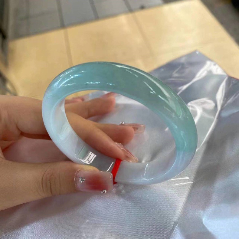 Vòng tay ngọc bích tự nhiên nữ hoàng gia màu xanh nhạt, đường kính trong 52–64 mm chi tiết 4