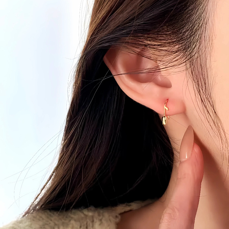 S925 plata de ley chapada en oro de 14K ganchos de oreja de tulipán dulce diseño de nicho femenino pendientes de flores de moda novedosos y elegantes