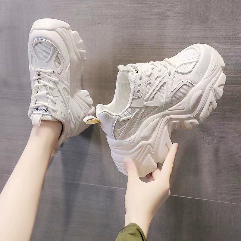 Молочный чай цвет папочка обувь женская толстая подошва 2024 Весна Новые черные спортивные жареные уличные туфли модные белые повышающие туфли