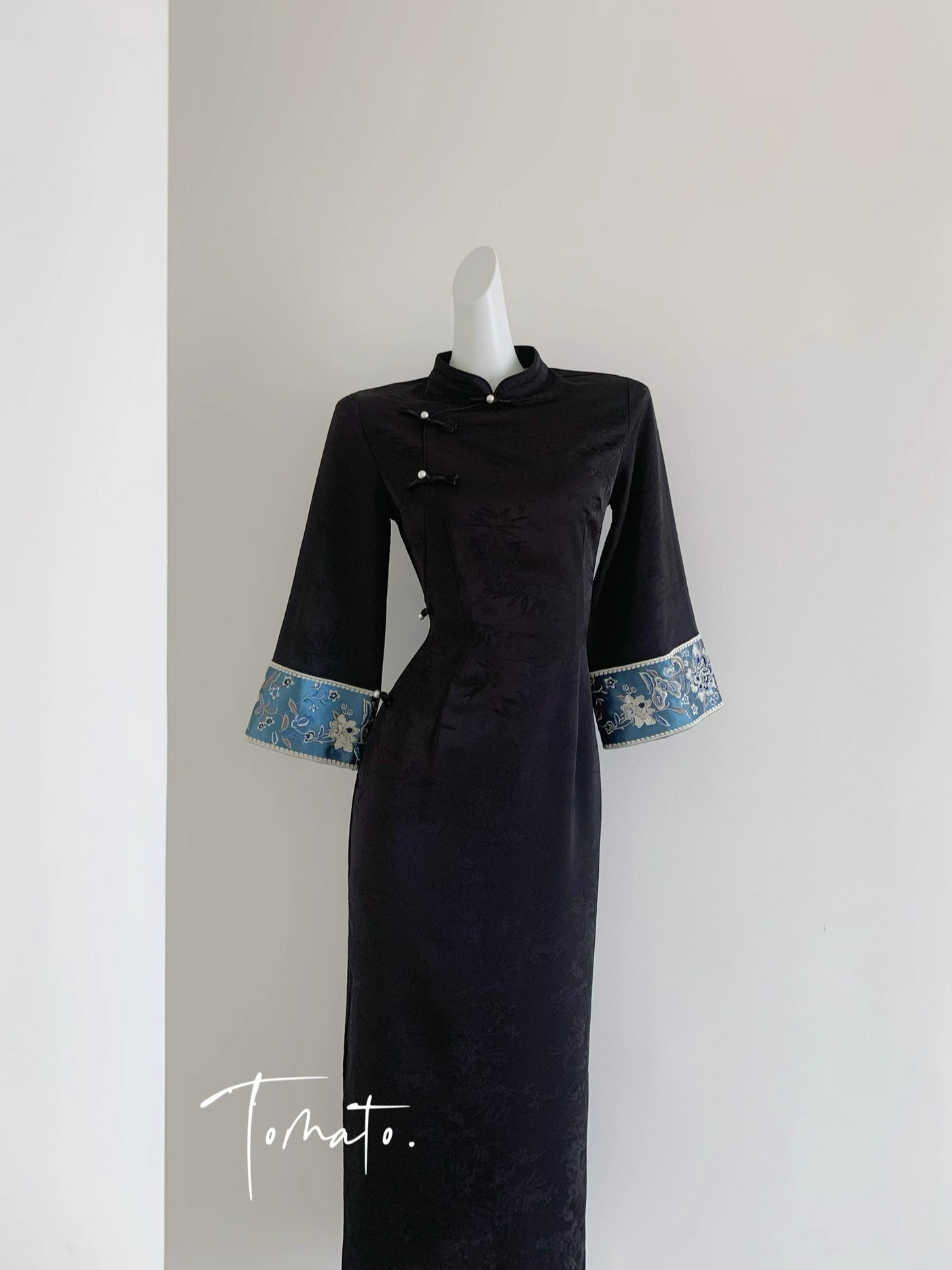 [Xingdai] new Chinese retro modified cheongsam inverted large sleeve embroidery black dress young autumn and winter