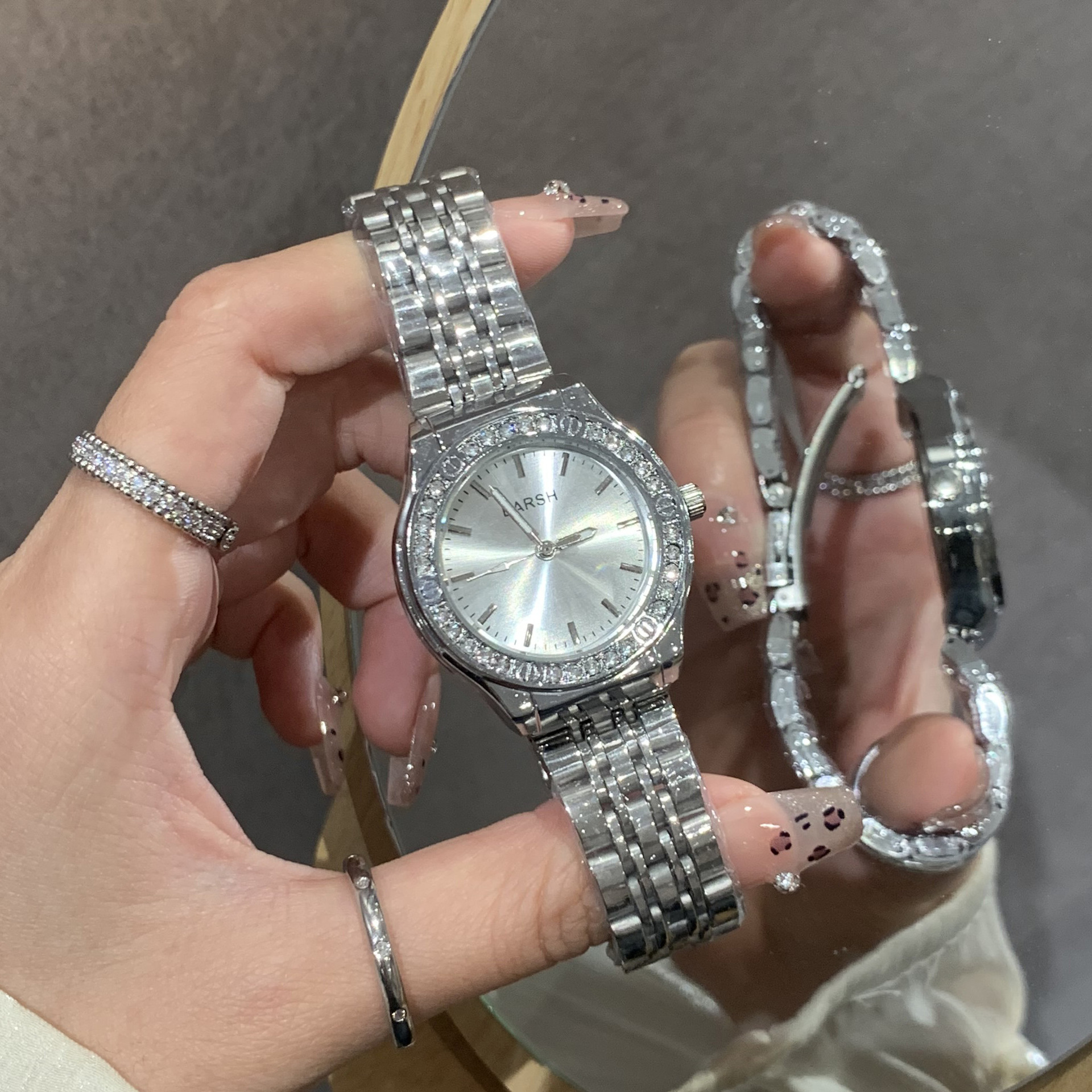 New Minimalist Elegant Lightweight Luxury Fashion Women's Watch with Diamond-Embedded Steel Band High-Grade Appearance Direct Factory Sales Hot-Selling Model