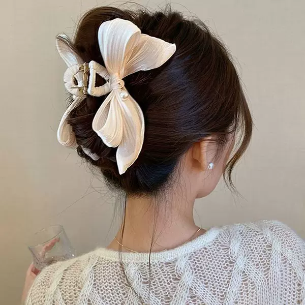 Beige shiffon crab pin with bow