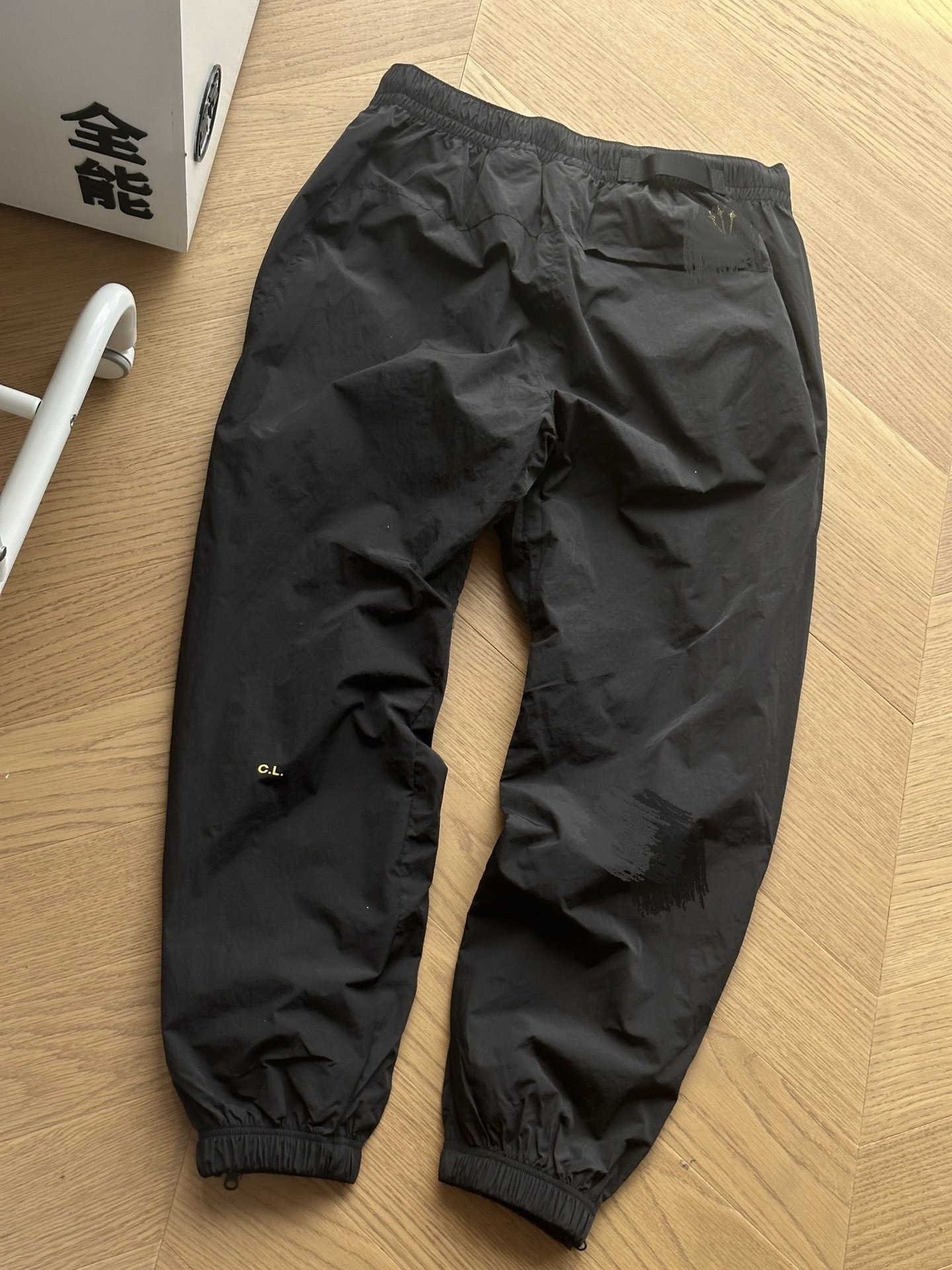 검정색 노란색 라벨