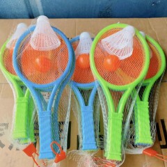 子供のおもちゃのテニスラケットのプラスチックのバドミントンのラケットのセットのネットの袋のおもちゃのラケットの2人はバドミントンのデパートを打ちます。
