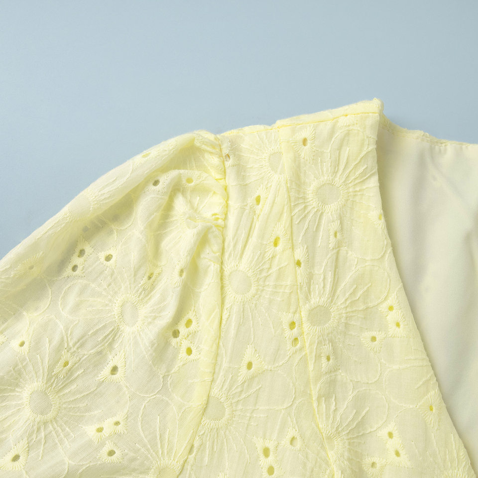 Đầm ngắn cotton màu vàng cổ chữ V thắt eo, tay phồng thêu họa tiết — Màu vàng chi tiết 10