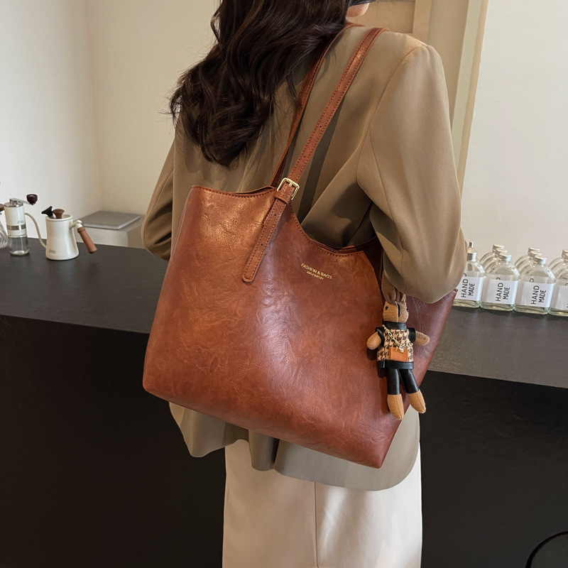 Bolsa de mano transfronteriza simple para mujeres 2025, otoño y invierno nuevo bolso de mano retro de gran capacidad para viajar bolso de hombro axilar image 3