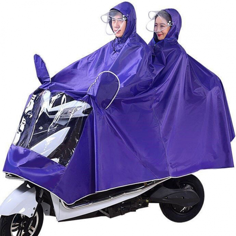 レインコートの電気自動車専用レインコートを大きくして、男性女性のシングル二人のバイクに乗って全身豪雨を防ぐ|undefined