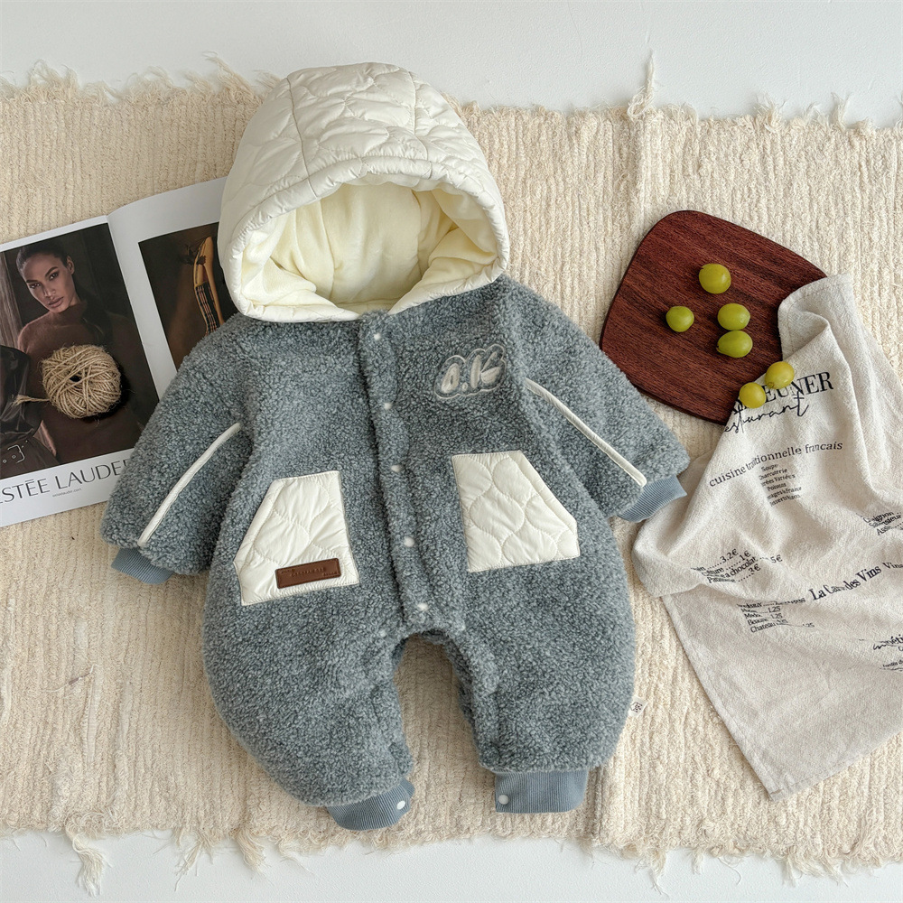 2024 nueva versión de ropa para niños coreanos ropa de invierno para bebés mampara acolchada bebé lindo súper lindo y grueso mono cálido