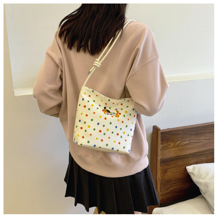 This year, polka dot canvas bags are in vogue for women's autumn and winter 2024. The new versatile commuter single-shoulder crossbody bag is in vogue undefined