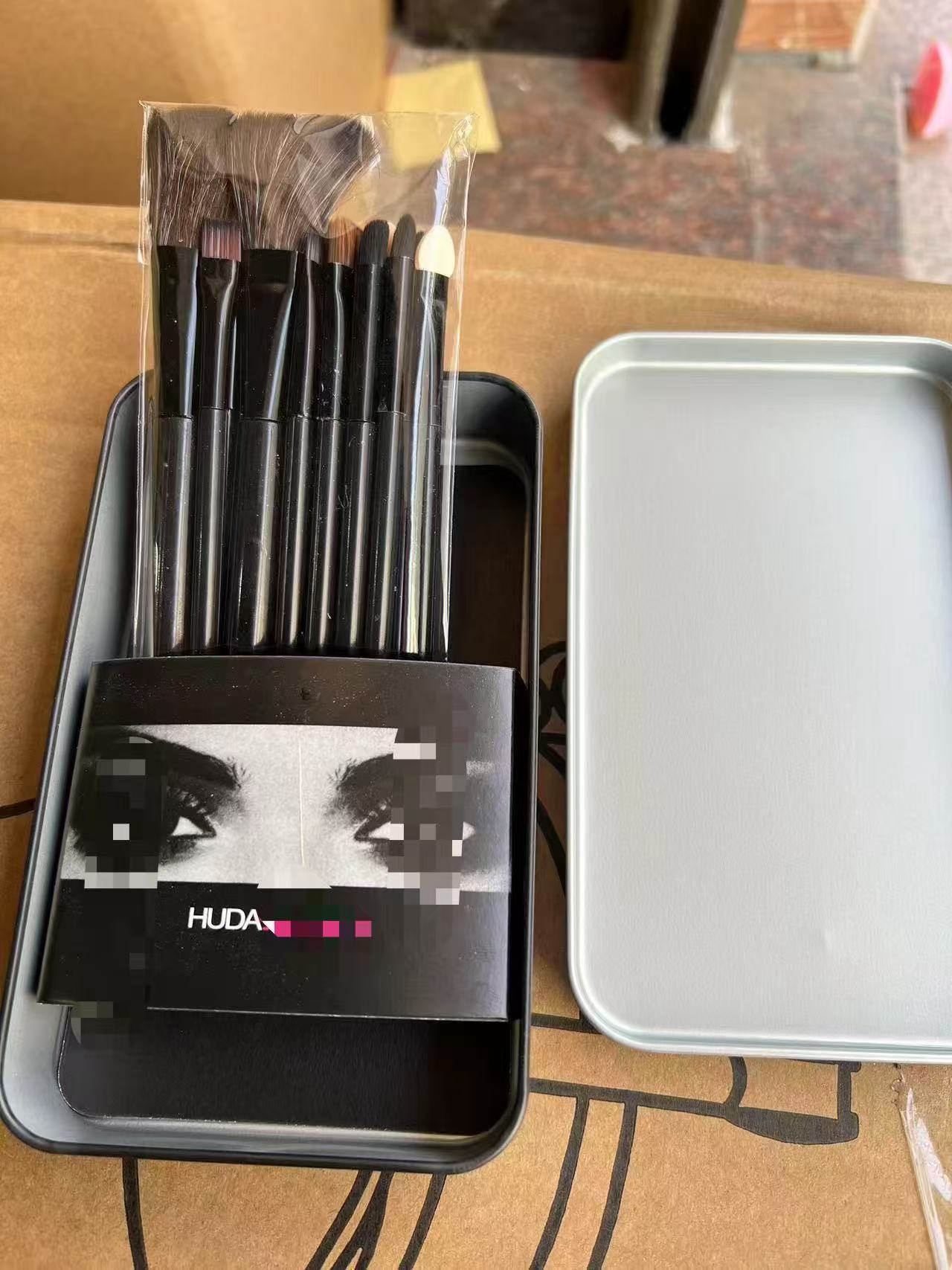 Juego de brochas de maquillaje de 12 piezas en caja de hierro, juego portátil de nivel básico, juego de brochas de maquillaje de nailon multifuncional y portátil