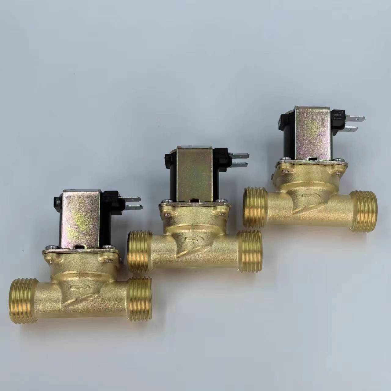 常闭电磁阀12V 24V 220V太阳能阀门4分管 6分管全铜线圈