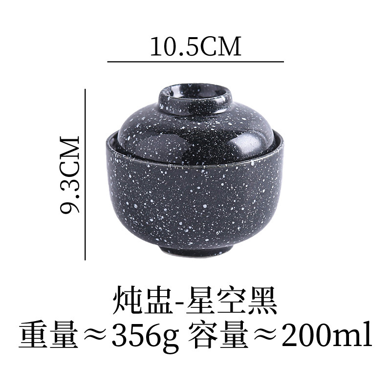 日本式の陶磁器の小さいシチューの杯のツバメの巣は水をあけて碗のスープをかぶせます。|undefined