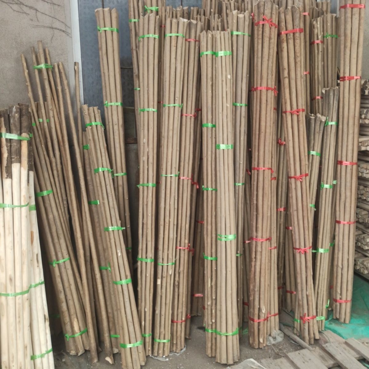 白蜡杆大锤把锤柄厂家直销带皮白腊棍洋镐柄木柄榔头柄八角锤原木