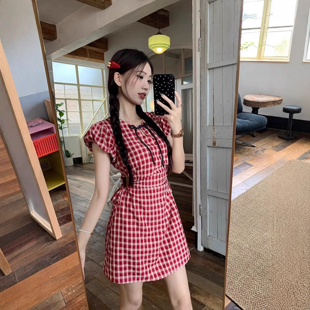 Сладкая пряная девушка с полым дизайном клетчатое платье 2025 лето новая талия тонкая, короткая юбка женская чик