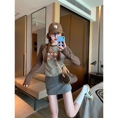 美ラードの小さい子は色にぶつかって肩のストライプの長袖のtシャツの女性の秋の金の修身の短い金の毛の底のシャツの上着に挿し込みます。