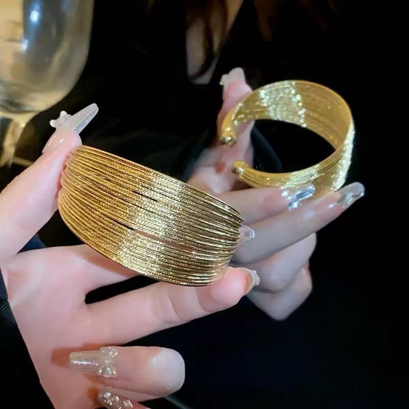 Gold wide line bracelet
