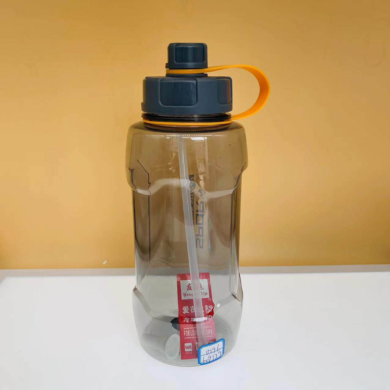 Taza de plástico de gran capacidad taza de espacio con paja taza portátil al aire libre deportes hervidor logotipo impresión 2000ml al por mayor