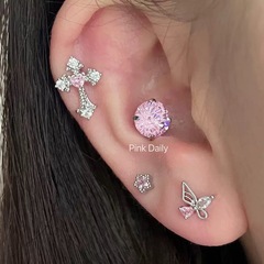 ピンクのジルコンの十字の耳の骨の釘のチタンの鋼はねじの花火をねじって耳を切ります。