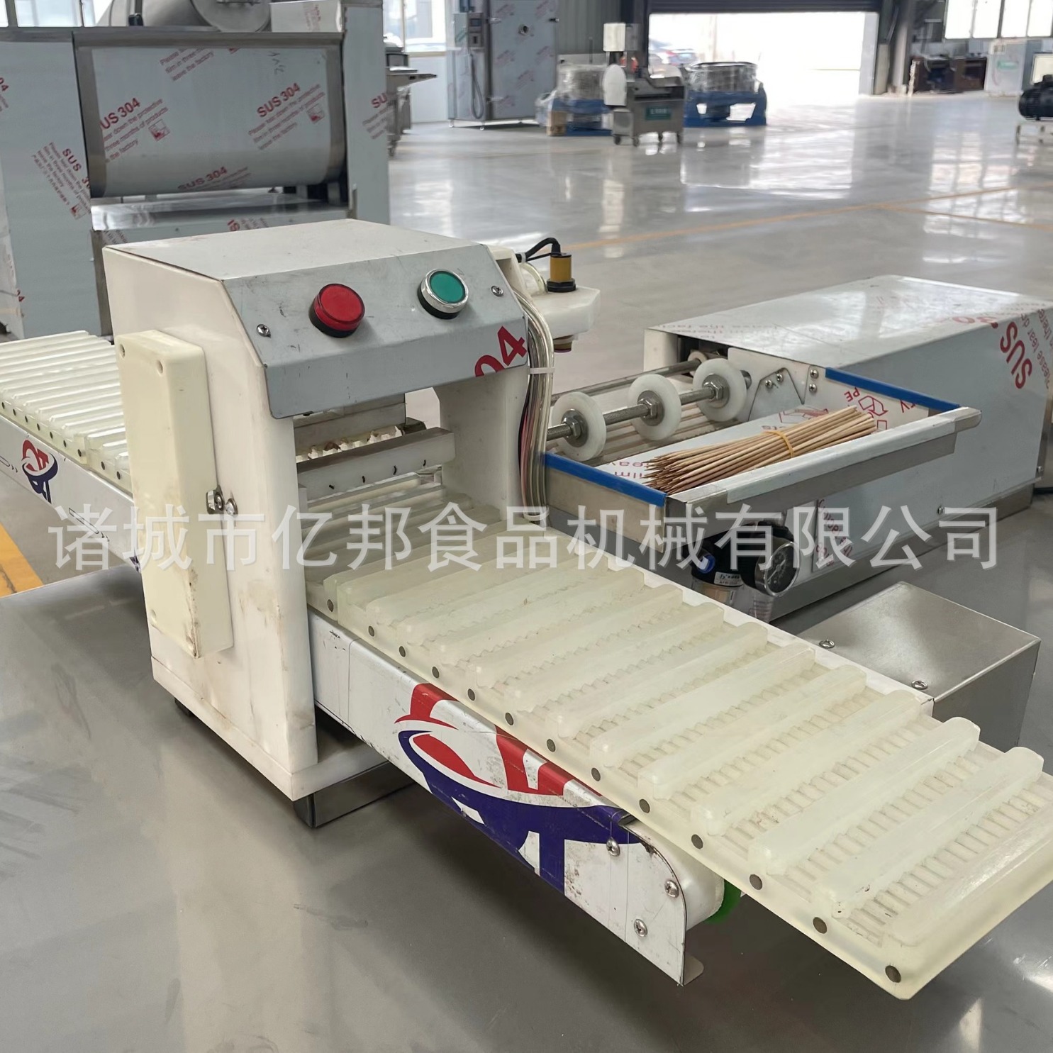 Tienda de barbacoa automática de máquina de cadena pequeña máquina de cadena de carne de corte equipo de cadena de fabricación de fuente Yibang