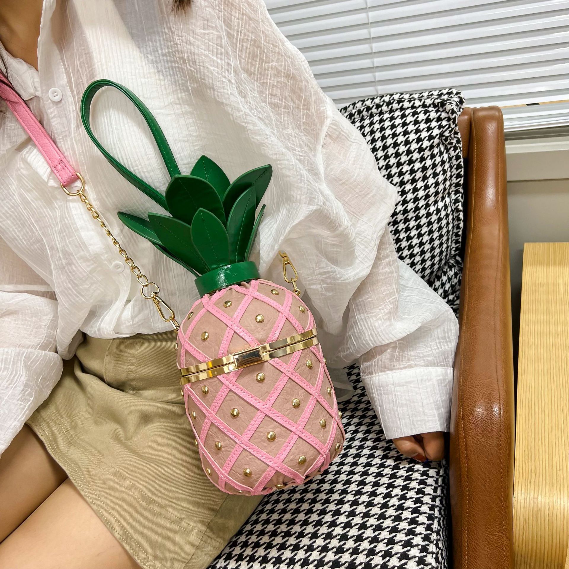 Borsa a tracolla a forma di ananas personalizzata con borchie_voghion.com
