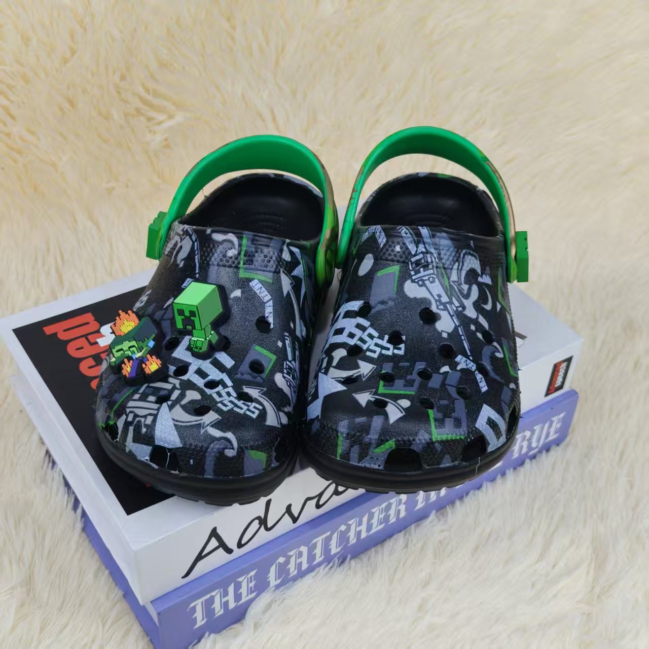 2025 nuevos zapatos agujero serie de dibujos animados monstruos eléctricos niños adultos series agujero zapatillas frescas al por mayor