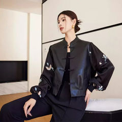 新しい中国式の本物の皮の服のコートの女性の春秋国の潮の短い金の中国風のデザインの気質の復古はやせている皮の服の809を現します。