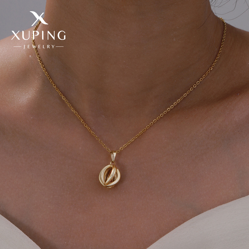 Xuping aleación de cobre chapado en oro brillante collar de colgante lingüístico femenino europeo y americano colgante de temperamento de oro simple al por mayor
