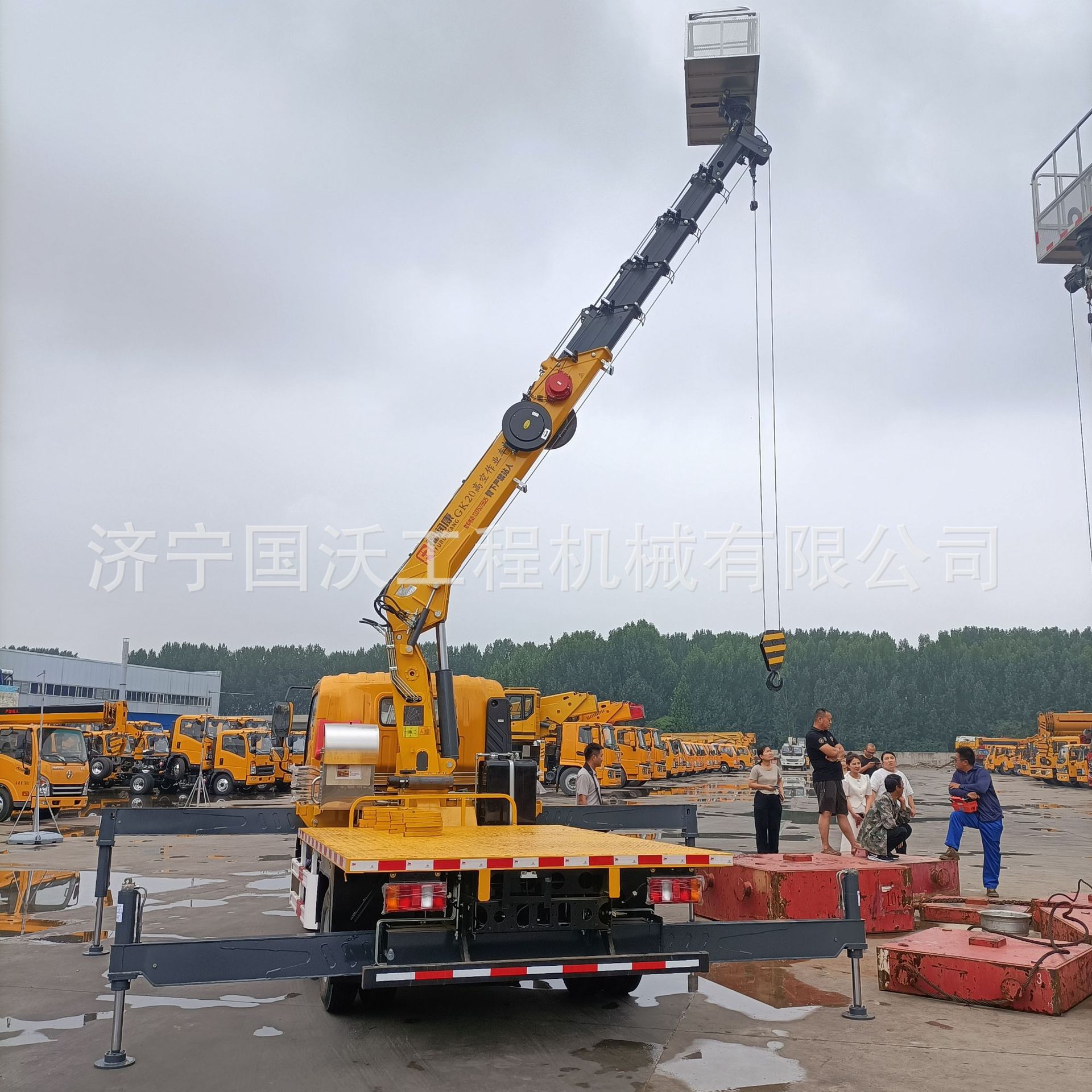 厂房建造用高空随车吊 20米28米高空作业车 上牌高空车工作视频