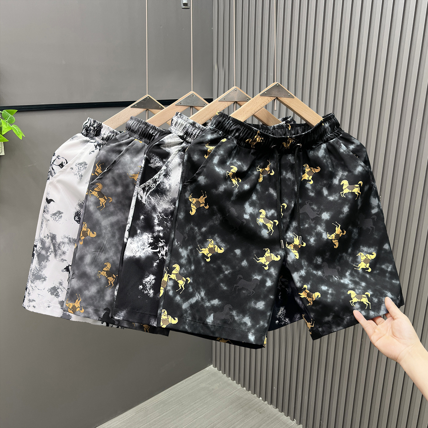 Plus Size Men's Summer Golden Horse Print Casual Loose Five Point Pants Extra Large Stylish Versatile Shorts_viptrois.com
