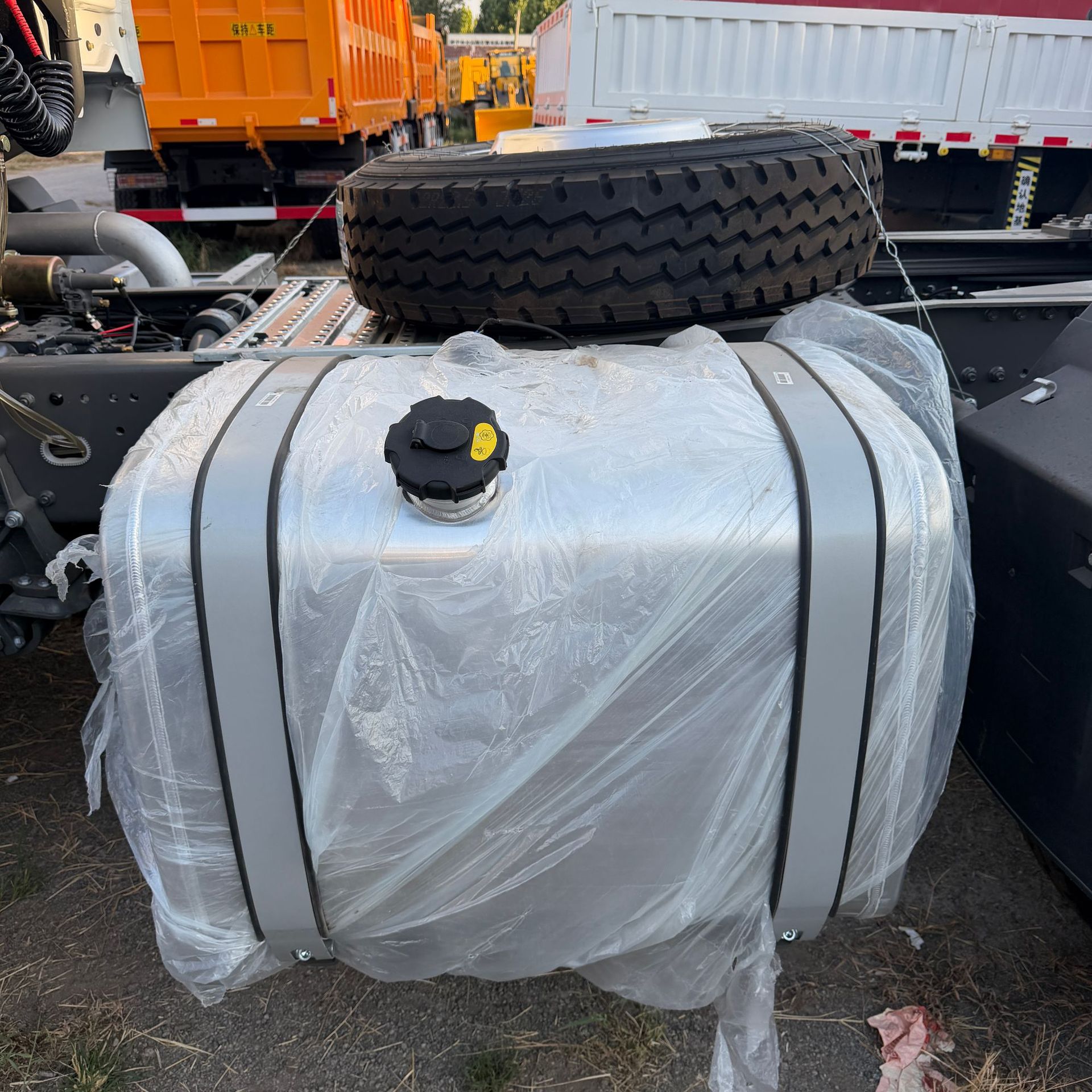 Exporting heavy-duty HOWO TX6X4 tractor head, HOWO tractor, semi-trailer, 440 horsepower towing unit