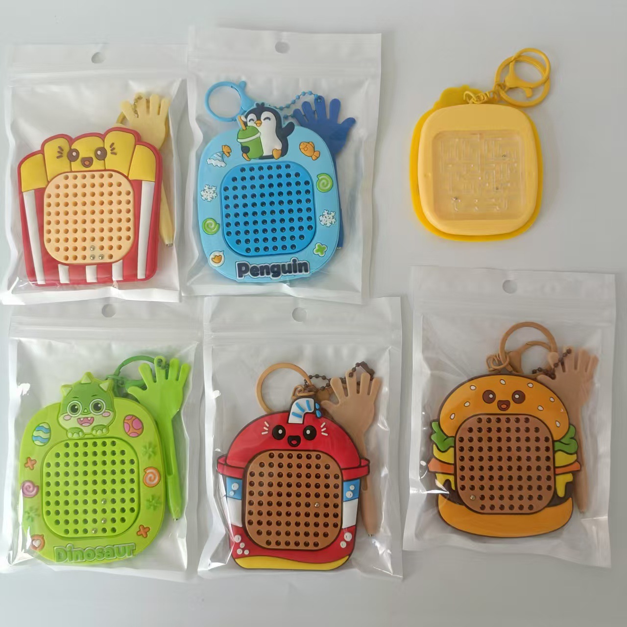 dibujos animados creativos bola de acero de atracción tablero de dibujo bolsas de llaves pequeño colgante descompresión tablero de dibujo magnético juguetes laberinto al por mayor