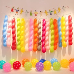 カラフルな麻ひも螺旋状の長い飛ぶ鳴る風船、赤ちゃんの誕生日パーティーの飾り、子供のおもちゃ風船