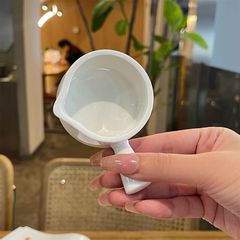 陶磁器の業務用の小さいミルクポットのミルク缶はハンドルのミルクカップのコーヒーの器具のレストランのステーキのソースの小さい汁の斗を持ちます。