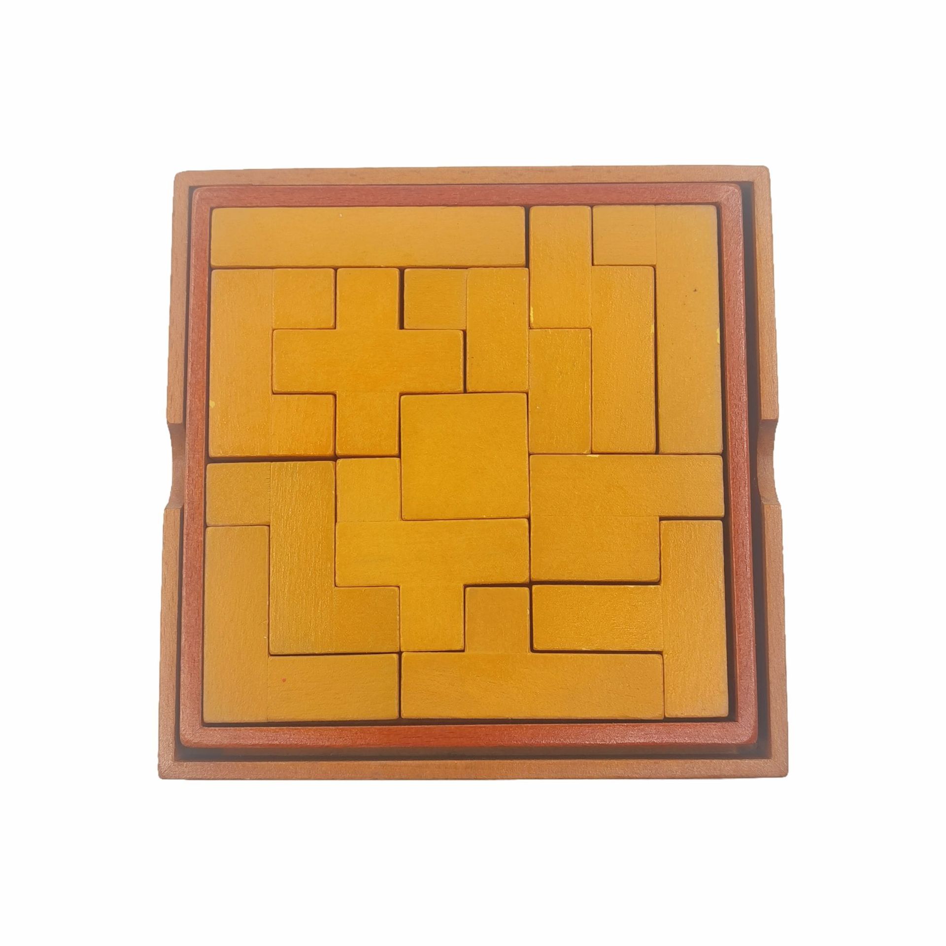 ジグソーパズルの子供の知育玩具の木の頭を痛めて木を積み上げます。