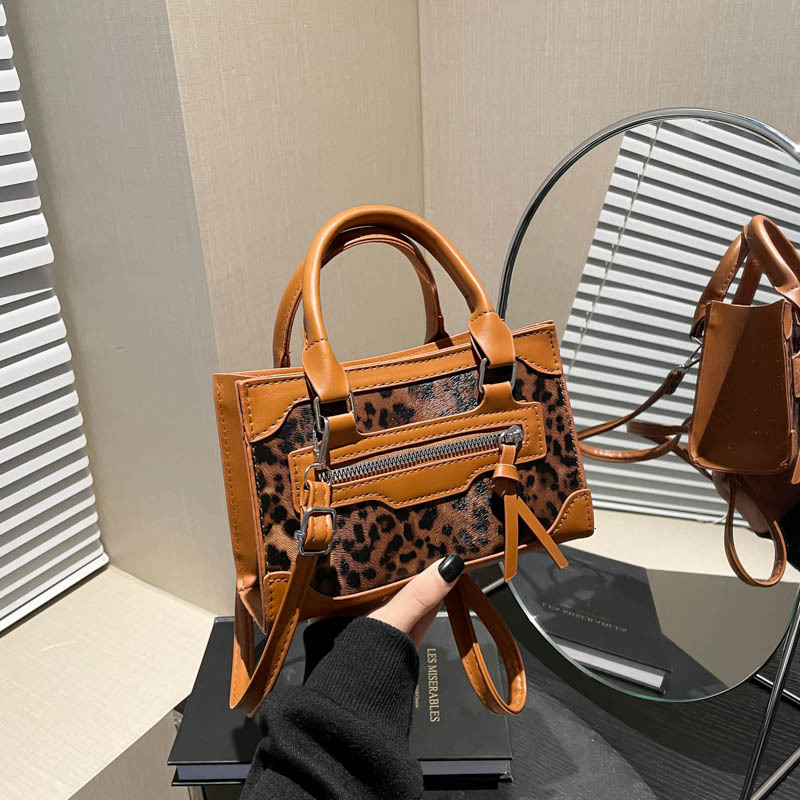 Bolso de hombro exterior simple textura casual primavera 2025 nueva moda coreana estampado leopardo bolso de mochila cuadrado