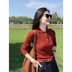 レトロな赤いpolo襟の長袖のニットの女性の早い春のデザイン感の小さい大衆はやせています。