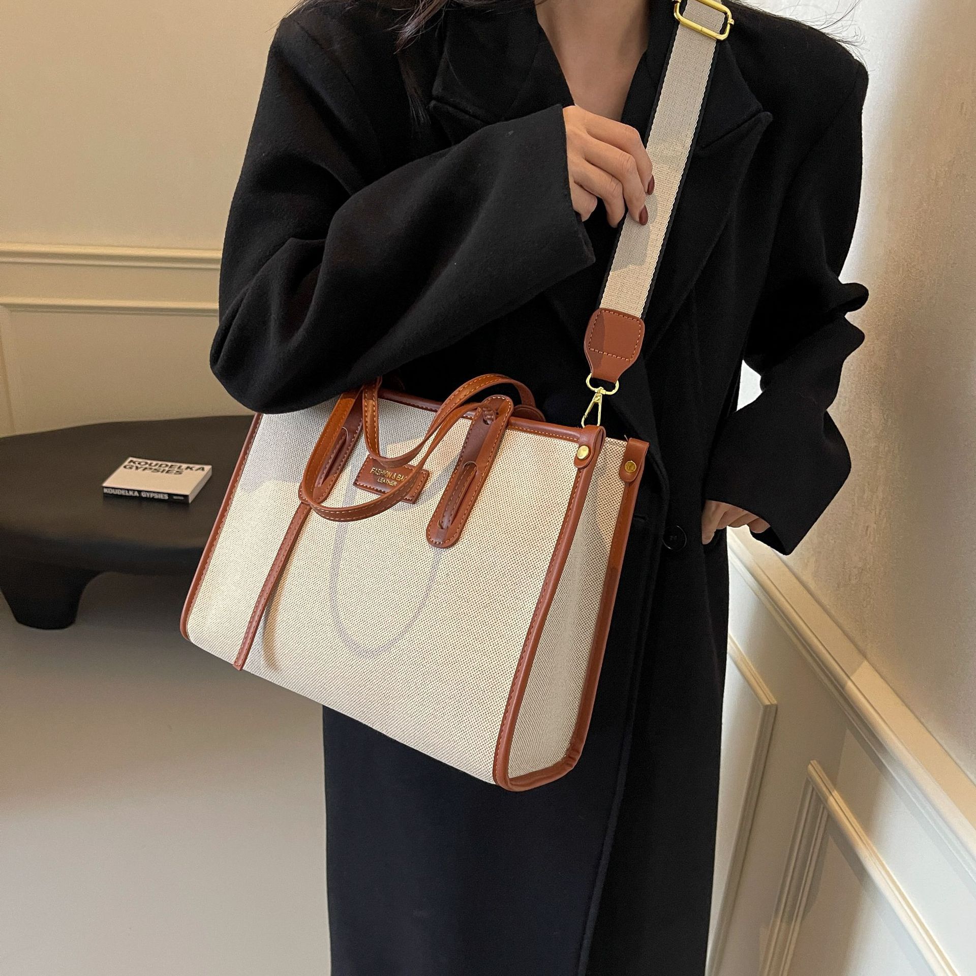 Bolsa de lona de gran capacidad para mujeres 2024 nuevo estilo sensación de moda mochila de hombro para viajar bolso de mano universal