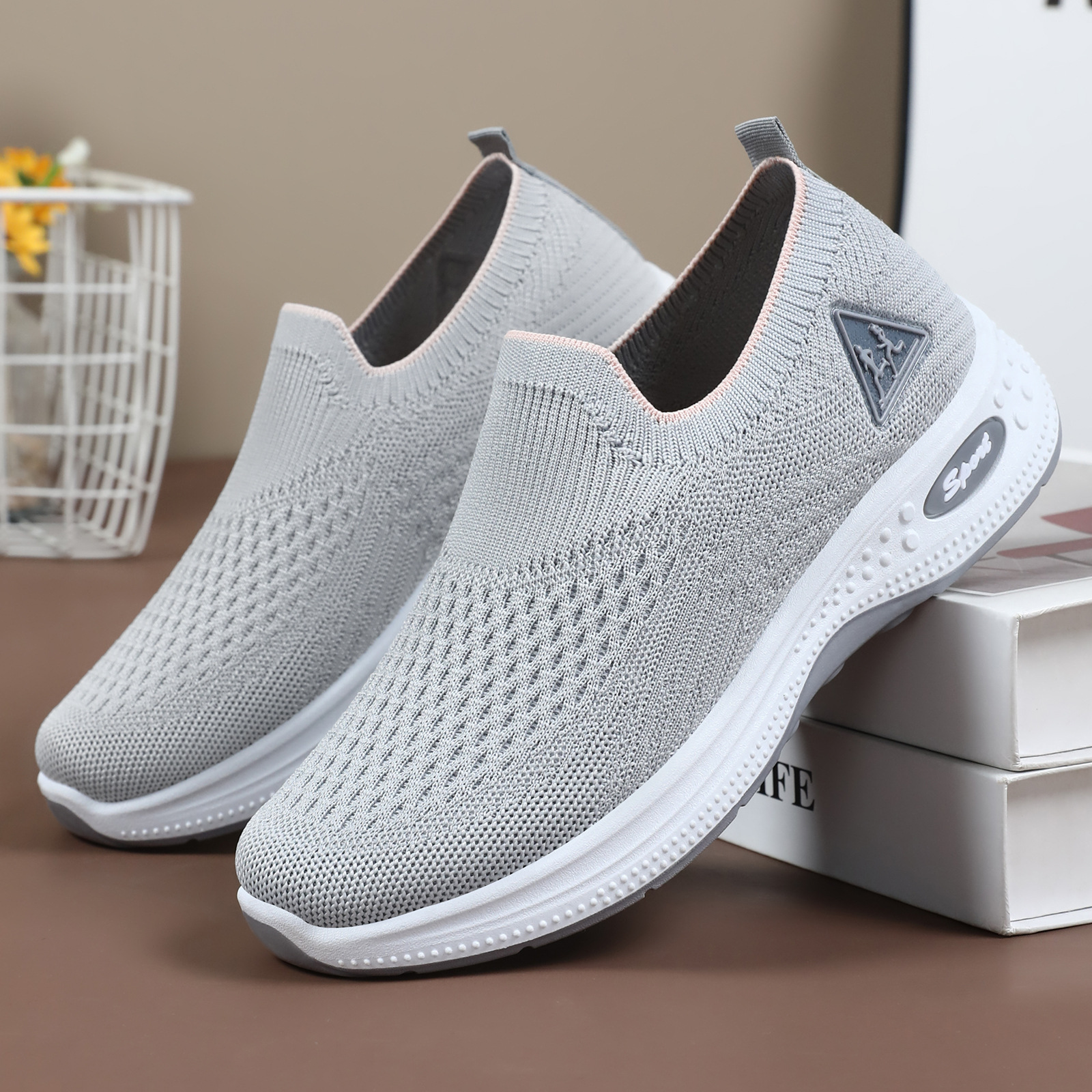 Zapatos de verano para mujer nuevo estilo transfronterizo de suela blanda sin pies cansados, zapatos casuales poco profundos y transpirables, zapatos de madre de un pie