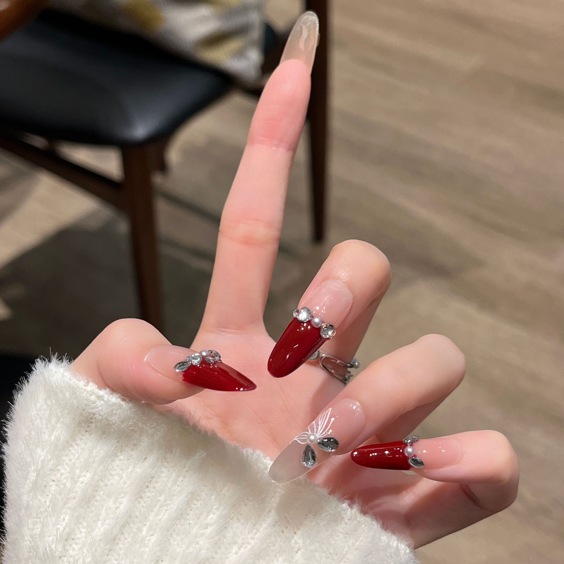 Nuevo uso manual de uñas de alto nivel de Año Nuevo francés mariposa roja manicure pieza de uñas terminada manicura falsa desmontable