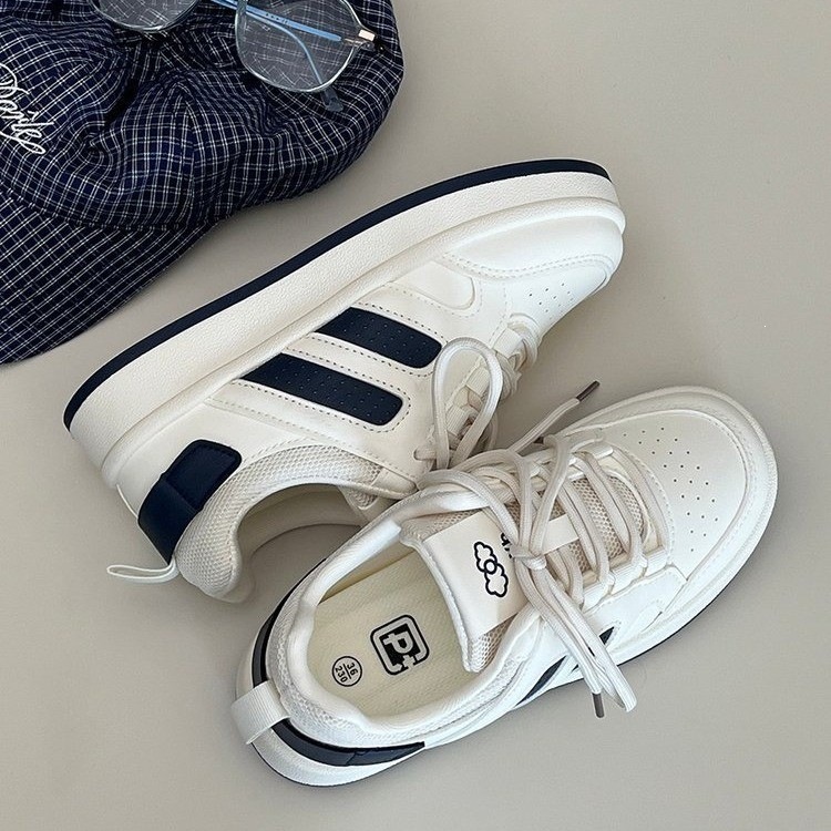 Zapatos de pan de estilo de Hong Kong nicho de diseño zapatos de skate para mujeres primavera y otoño de 2026 nuevos zapatos deportivos casuales universales zapatos blancos pequeños